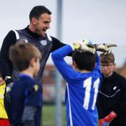 Oxford United's Simon Eastwood teaching kids in Didcot how to goal keep (Ed Nix).