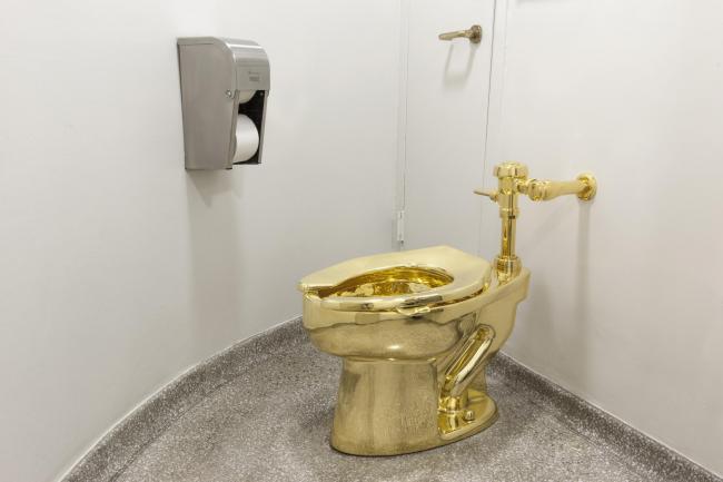 Maurizio Cattelan's six-million-dollar toilet bowl made of 18 carat pure gold on display at the Blenheim Palace was stolen. ile ilgili gÃ¶rsel sonucu