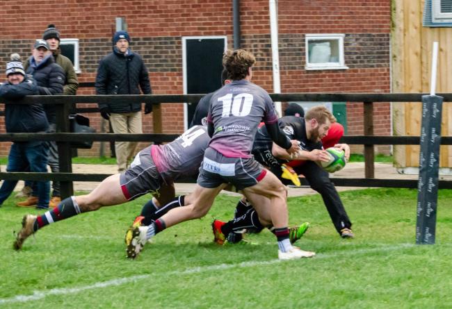 Caolan Ryan scores a try for Chinnor. Picture: David Howlett