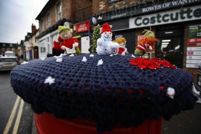 Christmas postbox topper in Wantage.
23/12/2021
Picture by Ed Nix