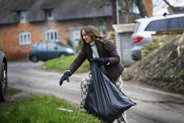Ellie Middleton is litter-picking locally for one hour per day for Raleigh International Trust.
25/01/2022
Picture by Ed Nix