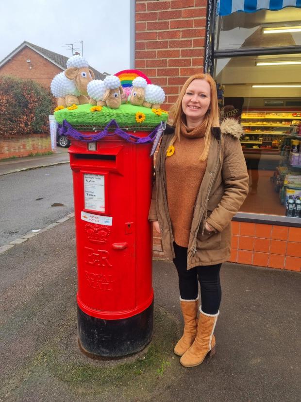 Herald Series: Postbox hat in Harwell, near Didcot. Created as tribute for Neve Parlett who passed away in 2021 from an undiagnosed brain aneurysm