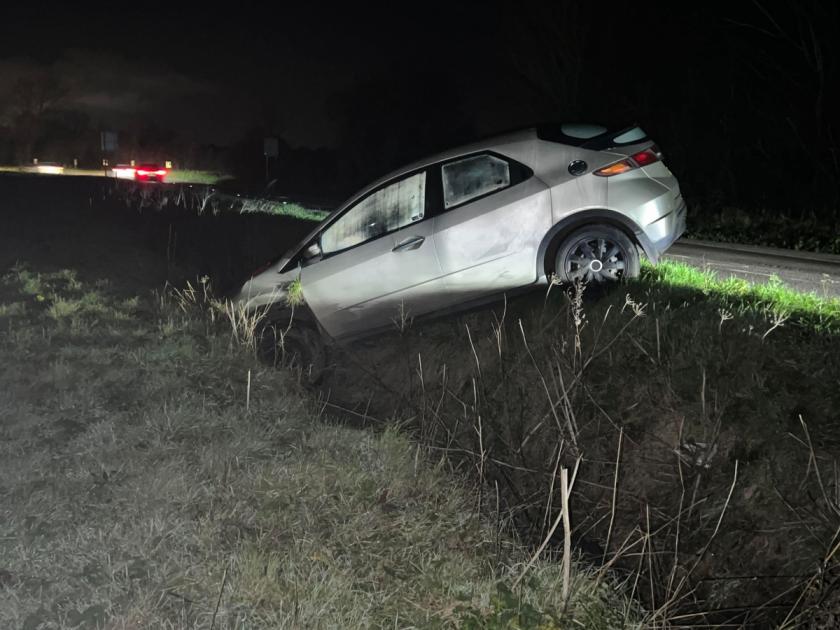 Driver crashes into ditch on A4130 Wallingford road